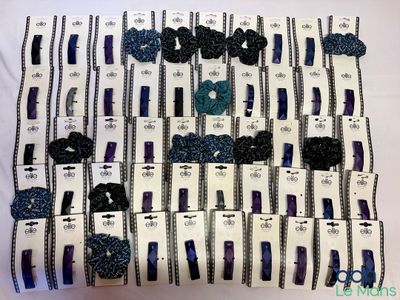 a lot of hair clips that are on the table