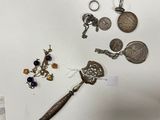 beaucoup de bijoux posés sur une table, à côté d'un flacon de lotion