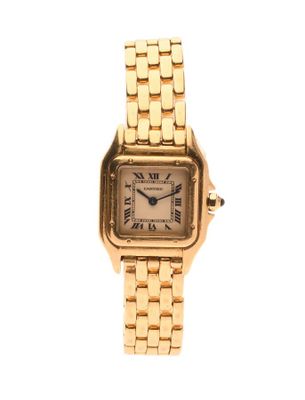 une photo d'une montre Cartier pour femme montée sur un bracelet en or