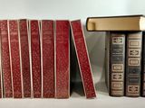 plusieurs livres sont empilés sur une table