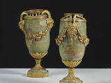 deux vases posés sur une table