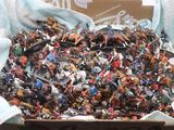 une boîte en carton remplie d'une multitude de figurines
