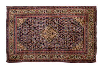 un ancien tapis persan à motif de médaillon