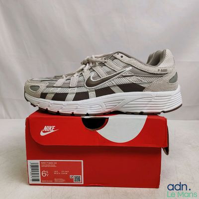 Les baskets Nike Air Max se trouvent dans une boîte posée sur une surface blanche.