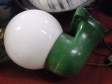 une lumière verte et blanche posée sur une table