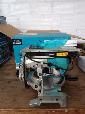 une machine posée sur une table dans une pièce