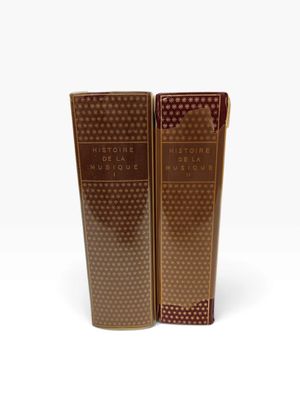 une photo d'un flacon de parfum posé sur une surface blanche