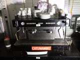 une machine à café posée sur une table