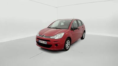 La petite voiture rouge est garée dans une pièce blanche.