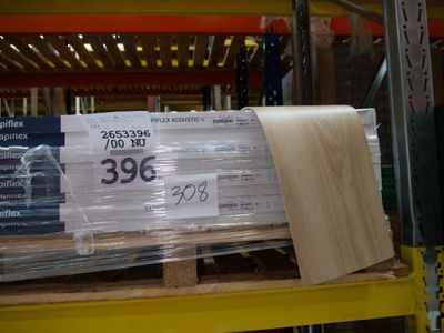 une grande pile de cartons posée sur une étagère dans un magasin