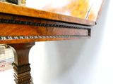 une table en bois sur laquelle se trouve un miroir