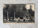 deux personnes assises sur un banc dans le parc