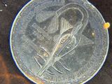 une pièce d'argent sur laquelle figure l'image d'un homme