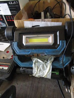 une image représentant un établi équipé d'une lampe de travail