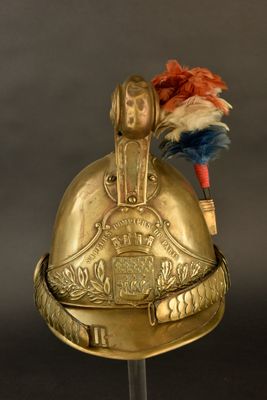 un casque doré surmonté d'une plume