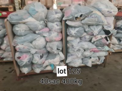 Environ 400 kg de vêtements de seconde main en sacs, avec un…
