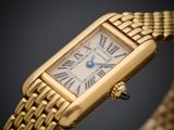gros plan d'une montre-bracelet en or avec des chiffres romains