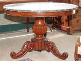 une table avec un plateau en marbre dans une pièce
