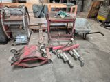 beaucoup d'outils qui traînent par terre dans le garage