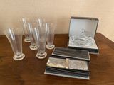 une table sur laquelle se trouvent plusieurs verres et une boîte