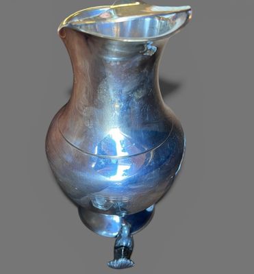 un vase en argent posé sur une table