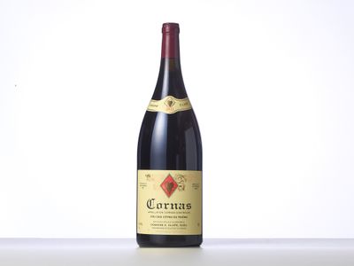 une bouteille de vin rouge posée sur une table