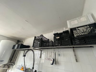 de nombreux paniers sur l'étagère au-dessus de l'évier de la cuisine