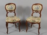 paire de chaises anciennes avec des assises rembourrées à motifs floraux