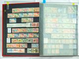 un livre ouvert avec des timbres sur une table