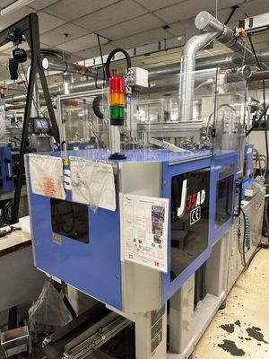 une image représentant une usine avec tout un tas de machines