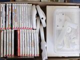 une boîte remplie de jeux Nintendo Wii et une manette Wii