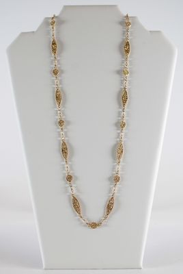 gros plan d'un collier sur un présentoir pour mannequin