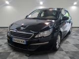 la photo d'une voiture noire garée sur un sol en damier