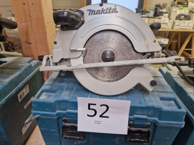 une photo d'une scie circulaire posée sur une boîte à outils