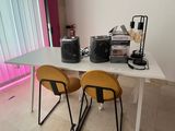 deux chaises jaunes placées autour d'une table blanche dans une pièce