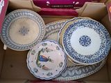une boîte contenant un assortiment d'assiettes et de bols