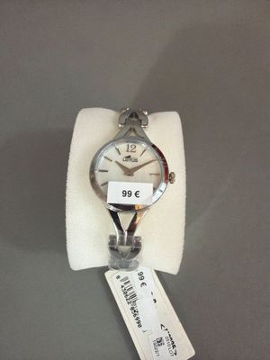un gros plan d'une montre-bracelet à laquelle est accrochée une étiquette de prix