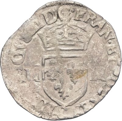 une vieille pièce d'argent surmontée d'une couronne
