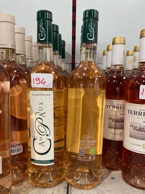des bouteilles de vin sont alignées sur une étagère dans un magasin