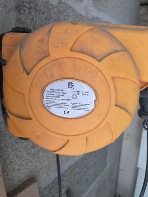 un tuyau jaune fixé sur le côté d'un immeuble