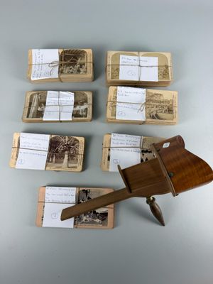 quelques vieilles photos d'un avion en bois et une liasse de billets
