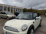 La Mini Cooper décapotable est garée sur un parking.