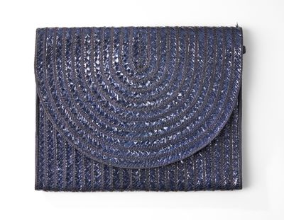 une pochette bleue sur fond blanc