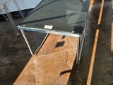 une table en verre posée sur un sol carrelé