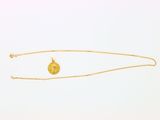 une image représentant un collier en or orné d'une pièce de monnaie
