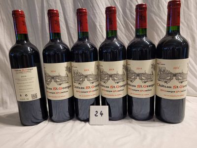 six bouteilles de vin rouge sont alignées sur une table