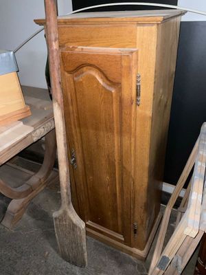 une armoire en bois et une chaise dans un coin de la pièce