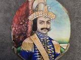 un gros plan sur un tableau représentant un homme moustachu