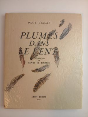 un livre sur lequel figure l'image d'un bouquet de plumes