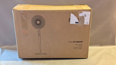 une image représentant une boîte sur laquelle est posé un ventilateur, posée sur une table